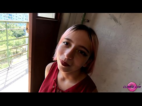 ❤️ Studint Sensual sûget in frjemdling yn 'e bûtenwrâld - Cum op syn gesicht ️❌ Just porno by wy
